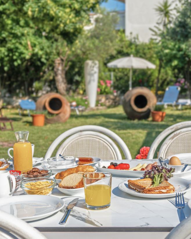 Lido Breakfast Club – Happy hour every Friday only at LIDO